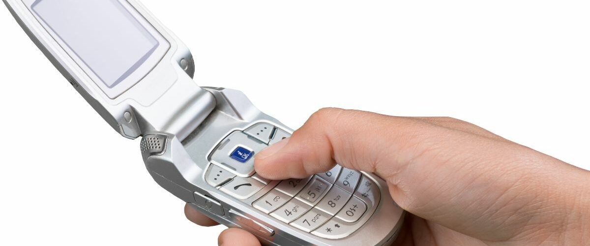 Le téléphone à clapet : le retour d'un design vintage ?