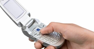 Le téléphone à clapet : le retour d'un design vintage ?